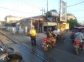 Polsek Asemrowo Laksanakan Pos Akhir Jalan Tambak Mayor di Rel KA Tambak Mayor, Antisipasi Kemacetan