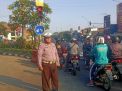 Polsek Krembangan Pantau Arus Lalu Lintas Pagi di Mbah Ratu, Cegah Terjadinya Kemacetan
