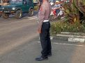 Polsek Krembangan Laksanakan Pengaturan Lalu Lintas Sore di Jalan Mbah Ratu, Situasi Aman Terkendali