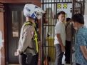 Polsek Asemrowo Cek Ruang Tahanan untuk Menjaga Keamanan dan Mencegah Masuknya Barang Terlarang