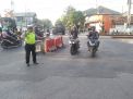 Polsek Asemrowo Menjalankan Tugas Pengaturan Lalu lintas di Rel Kereta Api Tambak Mayor untuk Mencegah Kemacetan
