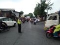 Polsek Asemrowo Laksanakan Pengaturan Lalu Lintas Sore, Antisipasi Naiknya Volume Kendaraan