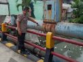 Polsek Krembangan Cek Ketinggian Debit Air Sungai Tanjung Sadari, Terpantau Masih Dalam Batas Normal