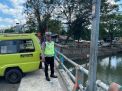 Polsek Krembangan Cek Ketinggian Debit Air Sungai di Tanjung Sadari, Waspada Potensi Banjir