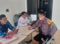 Bhabinkamtibmas Kelurahan Tambak Sarioso Mendampingi Pelayanan di Balai RW