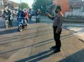 Polsek Asemrowo Lakukan Giat Pos Awal di Perlintasan Kereta Api Jalan Tambak Mayor, Arus Lalu Lintas Lancar dan Tidak Ada Kemacetan