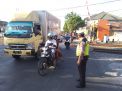 Polsek Asemrowo Melaksanakan Pemantauan Pos Akhir di Rel Kereta Api Tambak Mayor, Situasi Aman Terkendali