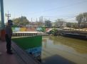 Polsek Asemrowo Cek Debit Pompa Air dan Sungai, Waspada Potensi Banjir