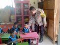 Bhabinkamtibmas Ujung Sambangi Adik-Adik TK Kuntum Harapan, Berikan Pesan Positif