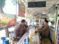 Bhabinkamtibmas Ampel Ajak Pedagang Kuliner Jaga Kerukunan di Wisata Kuliner Ampel