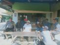 Bhabinkamtibmas Sidotopo Sambangi Warga di Warkop Pasar Bolodewo
