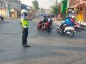 Polsek Asemrowo Melaksanakan Pengaturan Lalin Pagi di Persimpangan Rel Tambak Mayor, Situasi Terpantau Ramai Lancar
