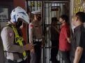 Personil Polsek Asemrowo Melaksanakan Pengecekan Ruang Tahanan, Waspada Masuknya Barang Terlarang