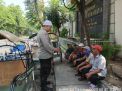 Polsek Semampir Sambangi Tukang Becak Sekolah Al-Irsyad, Berikan Himbauan terkait Sikap Ramah dan Keamanan Lingkungan