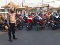 Polsek Asemrowo Laksanakan Pengaturan Arus Lalu Lintas Pagi di Tambak Mayor, Bantu Kelancaran Keberangkatan Pekerja