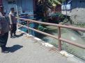 Polsek Krembangan Antisipasi Adanya Potensi Banjir Melalui Pengecekan Sungai Tanjung Sadari