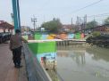 Polsek Asemrowo Cek Ketinggian Debit Pompa Air Balong II Waspada Potensi Banjir