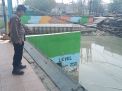 Polsek Asemrowo Cek Ketinggian Debit Air Sungai dan Pompa Air, Antisipasi Adanya Potensi Banjir