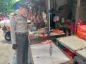 Bhabinkamtibmas Pegirian Beraksi untuk Menertibkan Pedagang di Pinggiran Jalan