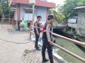 Polres Pelabuhan Tanjung Perak Antisipasi Potensi Banjir Melalui Pengecekan Debit Air Sungai dan Laut