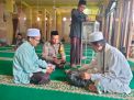 Bhabinkamtibmas Pegirian Membangun Kedekatan Melalui Sholat Jumat di Masjid Arohman