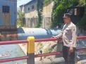 Polsek Krembangan Cek Ketinggian Debit Air Sungai, Antisipasi Adanya Potensi Banjir