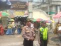Polsek Semampir Melaksanakan Pemantauan dan Bantu Peziarah Menyeberang di Depan Pintu Masuk Ampel