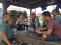 Bhabinkamtibmas Kelurahan Asemrowo Sambangi Pak Roni di Warga Tambak Pring, Ajak untuk Hidupkan Kembali Poskamling dan Menjaga Kerukunan