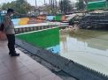 Polsek Asemrowo Cek Debit Air Sungai di Pompa Balong II, Waspada Potensi Banjir