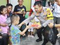 Polres Tanjung Perak Sampaikan Pesan Pemilu Damai melalui Jumat Curhat.