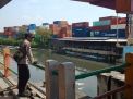 Polsek Asemrowo Pantau Ketinggian Air di Pintu Air Balong II, Situasi Aman dan Tidak Ada Potensi Banjir