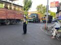 Polsek Semampir Atur Lalu Lintas Sore di TL Karang Tembok, Cegah Adanya Kemacetan