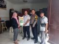 Bhabinkamtibmas Bongkaran Dampingi Penyaluran Beras dan Himbau Warga Jaga Kerukunan Menjelang Pemilu