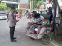 Sambangi Tukang Becak, Sampaikan Pesan Kamtibmas dan Binluh Bahaya Narkoba