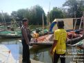 Bhabinkamtibmas Tambak Wedi Aipda Fardiyan Sambangi Nelayan Pos Ikan Kerapu, Berikan Himbauan untuk Menjaga Keselamatan Melaut