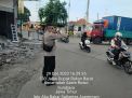 Polsek Asemrowo Pemantauan Arus Lalin Sore di Jalan Tambak Mayor