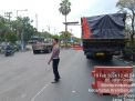 Polsek Krembangan Bergerak Cepat Atasi Kemacetan Akibat Truk Mogok di TL Mbah Ratu