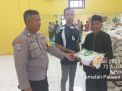 Bhabinkamtibmas Tanjung Perak Berikan Himbauan Saat Pendistribusian Sembako kepada Warga Kurang Mampu