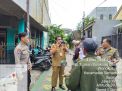 Personil Bhabinkamtibmas Wonokusumo Dampingi Lurah dalam Pemancangan Tiang Listrik di Wonokusumo
