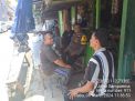 Bhabinkamtibmas Krembangan Utara Ajak Warga Cangkrukan di Warkop, Sampaikan Himbauan Keamanan