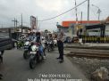 Polsek Asemrowo Aktifkan Giat Pos Akhir di Perlintasan KA Jalan Dupak Rukun, Arus Lalin Ramai Lancar
