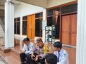Bhabinkamtibmas Takal Kedinding Sosialisasi Nilai-nilai Positif kepada Pelajar SMPN 15 di Masjid Al Amanah