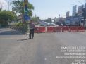 Polsek Krembangan Tutup Arus Kendaraan dari Jalan Gresik ke Jalan Demak untuk Atasi Kepadatan di Jalan Kalianak