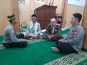 Bhabinkamtibmas Kelurahan Asemrowo Sholat Jumat Bersama Warga di Masjid Al Hidayah