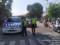 Personil Polsek Semampir Siaga Tinggi di Area Parkiran Bus Wisata Religi Sunan Ampel