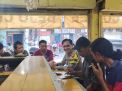 Bhabinkamtibmas Wonokusumo dan 3 Pilar Gelar Konsolidasi Harkamtibmas di Warung Kopi