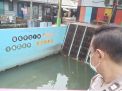 Polsek Krembangan Melaksanakan Pengecekan Debit Air Sungai Tanjung Sadari