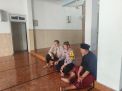 Bhabinkamtibmas Takal Kedinding Berpartisipasi dalam Sholat Jumat di Masjid At Taqwa Surabaya, Imbau Jamaah Perhatikan Keamanan Kendaraan