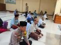 Bhabinkamtibmas Takal Kedinding Memakmurkan Masjid dengan Sholat Subuh Berjama'ah