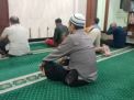 Polsek Pabean Cantikan Berjama'ah Sholat Subuh di Masjid Nurul Ihsan